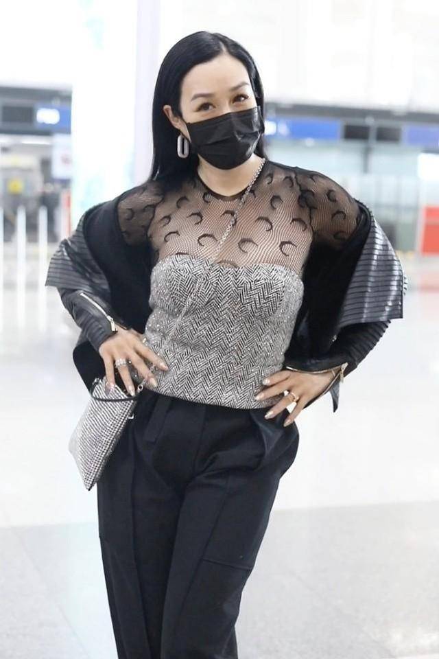 颜色|钟丽缇的身材真不赖，穿的衣服时尚还个性，一般人不敢尝试