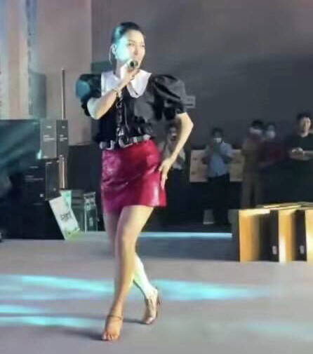 王蓉|当年，王蓉节目砸伤主持人，却叉着腰在一边笑！是情商低还是故意为之