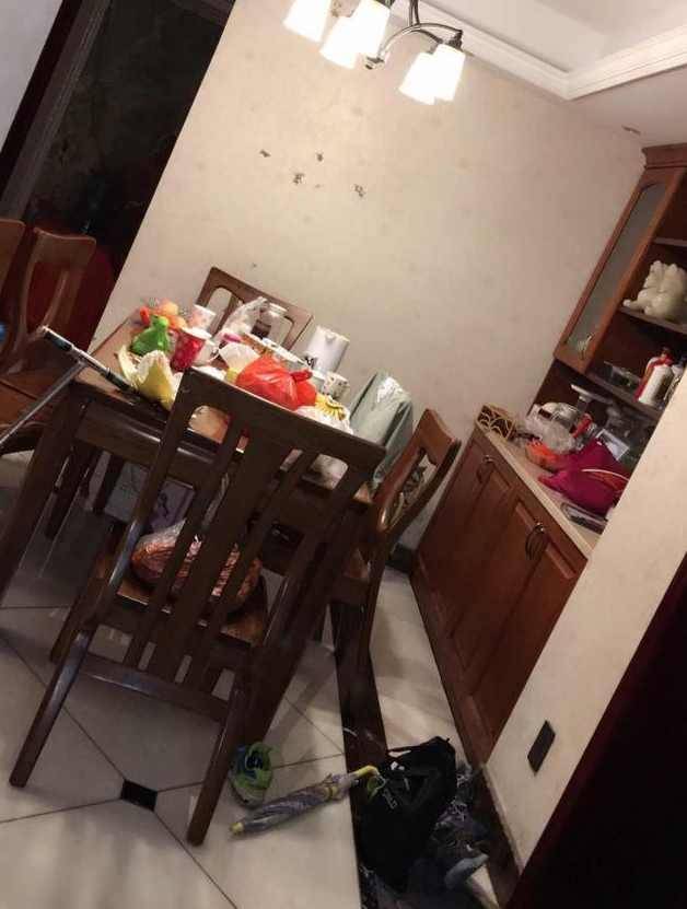 大家看看吧,客厅脏乱的跟狗窝有什么区别呢?媳妇只是上个轻轻松