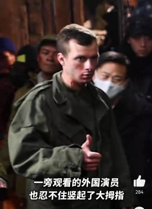 吴京|吴京拍戏太拼命，肋骨被勒青筋暴起脸色通红，一旁的老外都看呆了