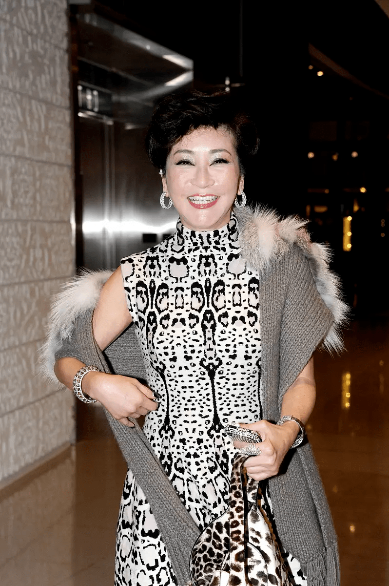 女神|58岁关之琳气质全开，皮草披肩配连衣裙走红毯，高贵又优雅