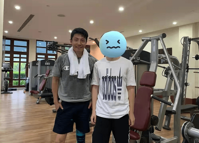 黑色|撒贝宁外国老婆难得惊艳一回!海边穿休闲装,比穿泳衣还要性感