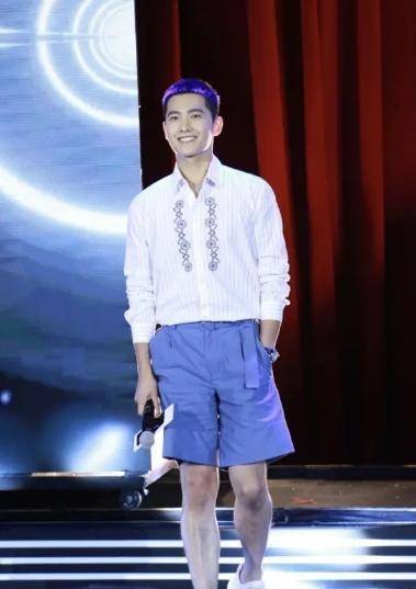 整体|杨洋满足了腹肌控、手控、颜控,一身白衬衫穿出了超模感简约帅气