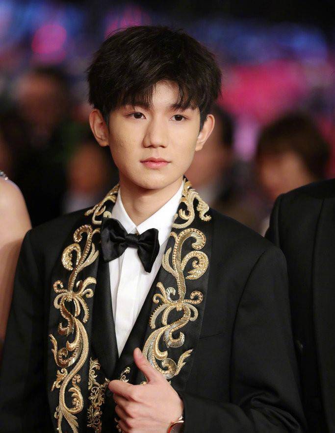 大腿|王源终于变成熟了，白衬衫+牛仔裤，破洞开到大腿尽显2米长