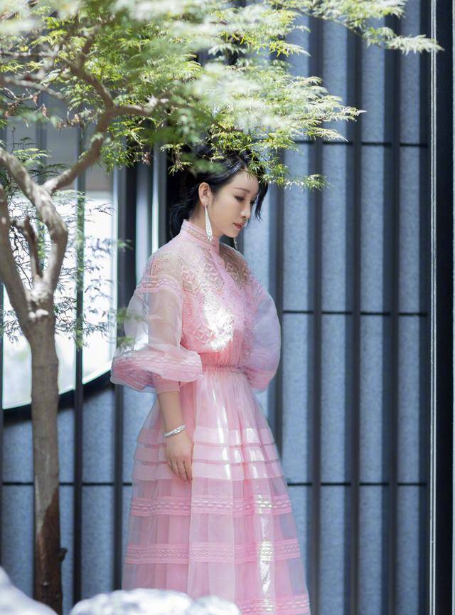 西装|秦海璐气质无敌了!“烂大街”的白色衬衫裙太高级减龄,哪像41岁