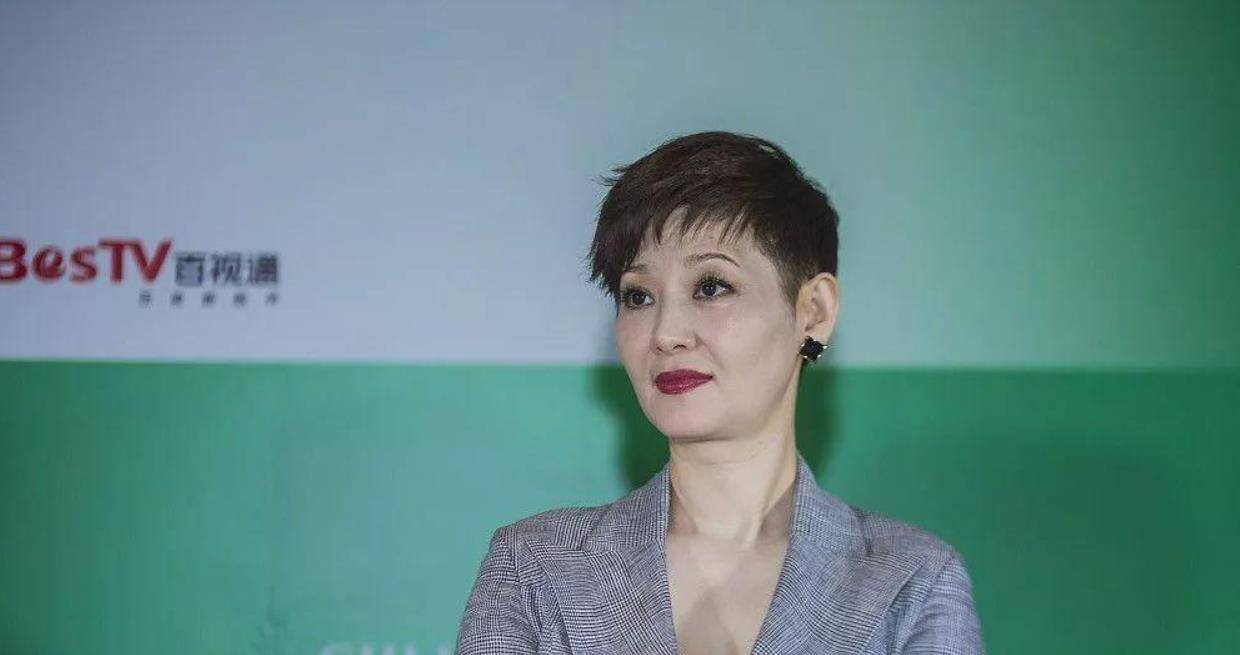 女强人|徐帆剪了短发更有气场，穿灰色西装尽显女强人风范，一看就不好惹
