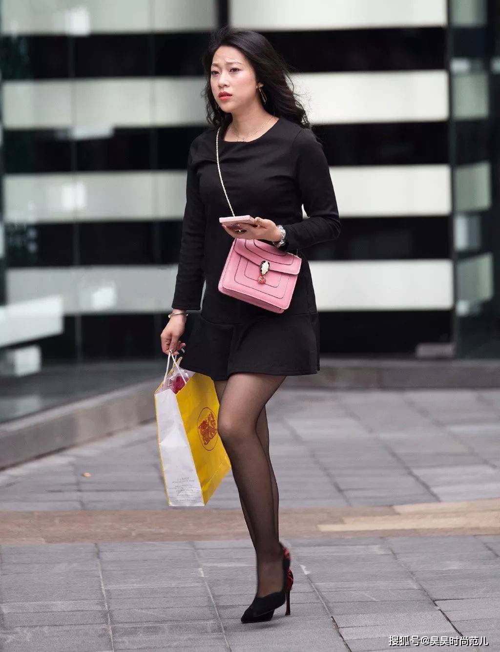 高跟鞋|气质女孩的秋日穿搭,简单的黑色连衣裙搭配高跟鞋,优雅时尚有范