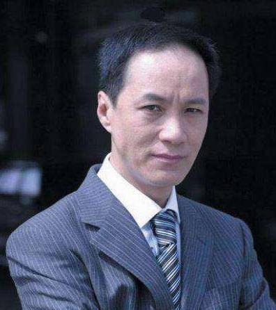 冯远征|搭档梅婷走红，娶大8岁二婚妻子的冯远征，无儿无女却恩爱27年