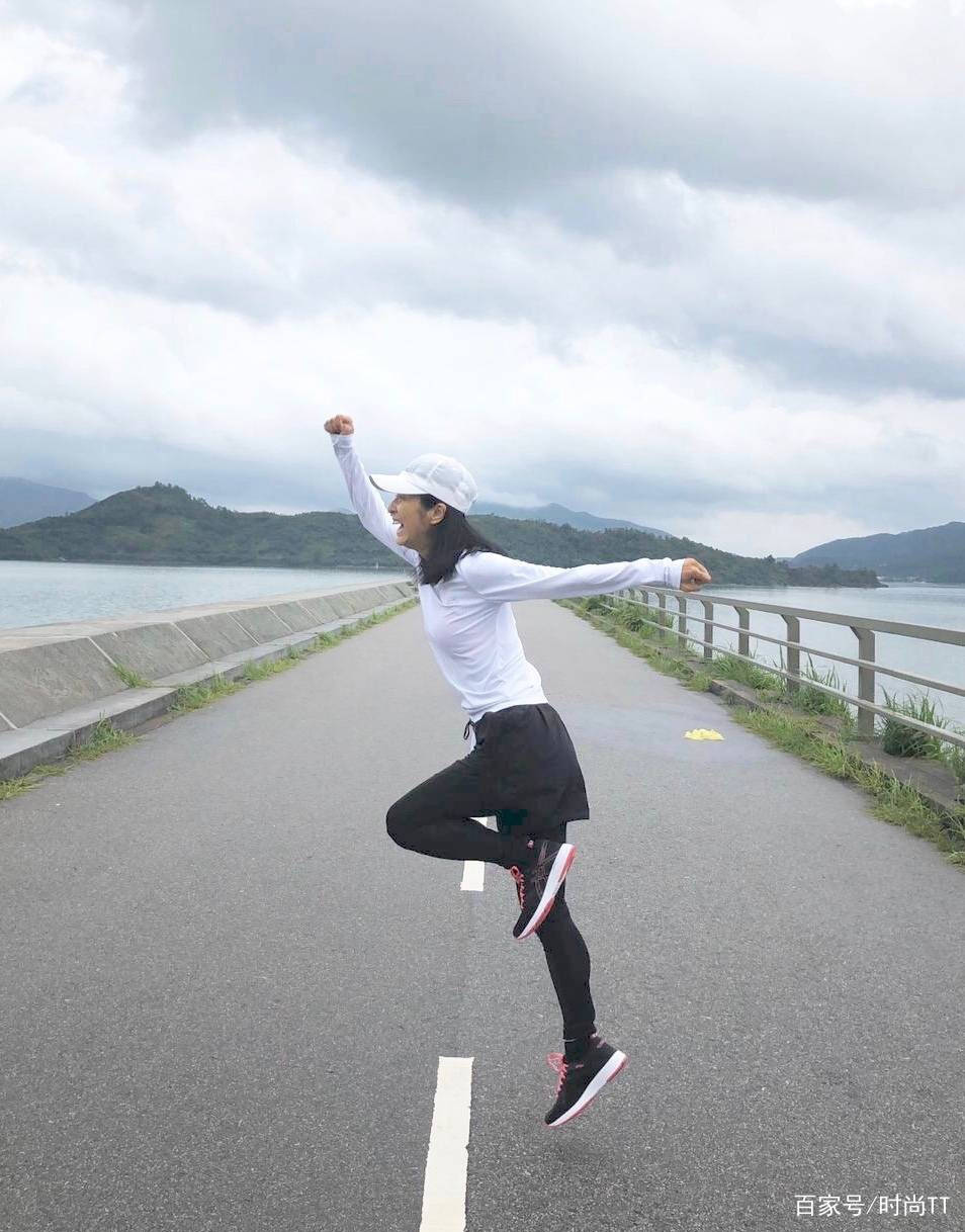 状态|64岁米雪真绝了，无袖背心配健美裤毫无赘肉，这身材让人看自卑