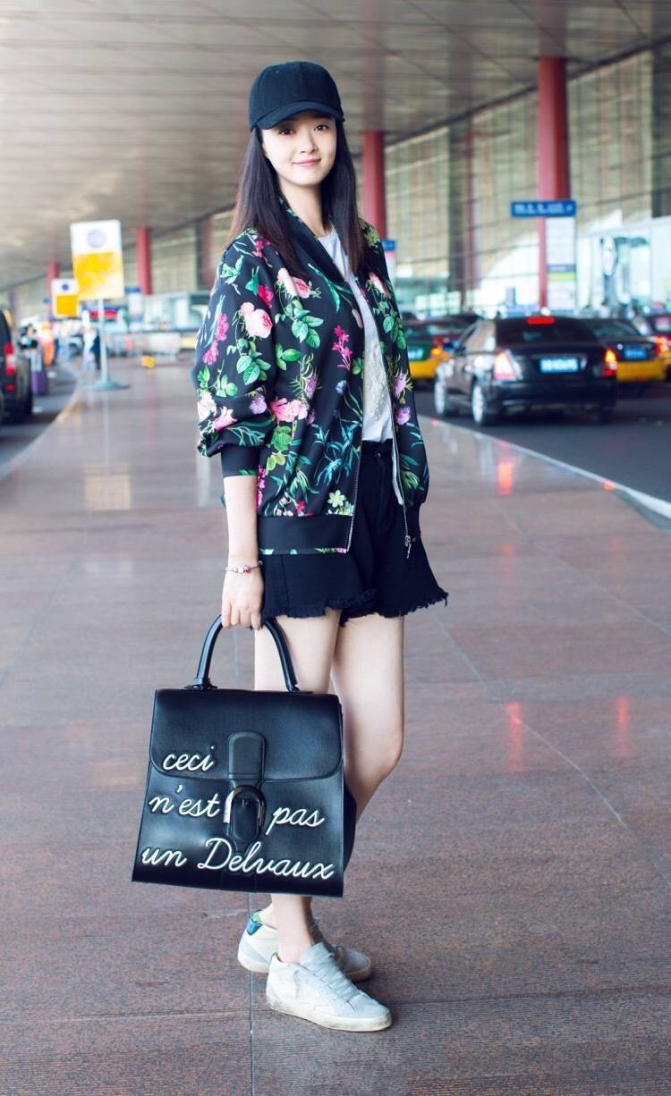 黑色|被蒋欣长发造型美到了!印花夹克配短裤下衣失踪,模样清纯又甜美