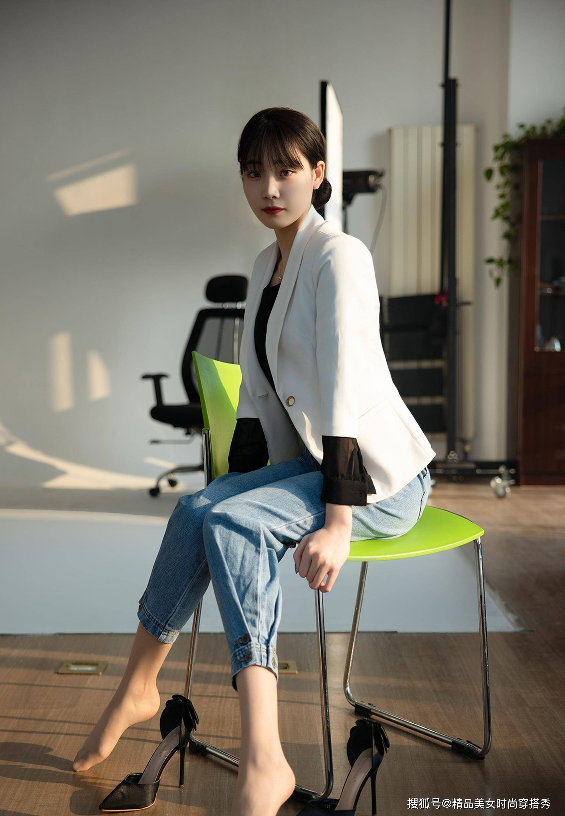 从容|干练的西装外套内搭黑色的衬衫，下搭收脚的牛仔裤，干练又帅气