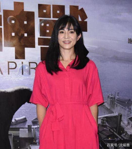 色调|47岁杨采妮天生“童颜脸”，穿粉裙子像青春少女，哪像阿姨辈的人