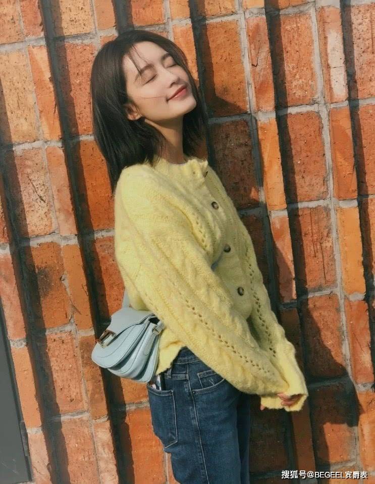 颜色|秋天做个温柔的女人,针织衫这样穿,保暖舒适又显气质