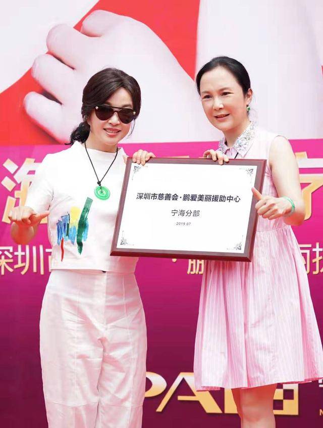 小陈|刘晓庆真敢穿,露脐T恤配牛仔裤经典又时髦,哪像64岁老年人