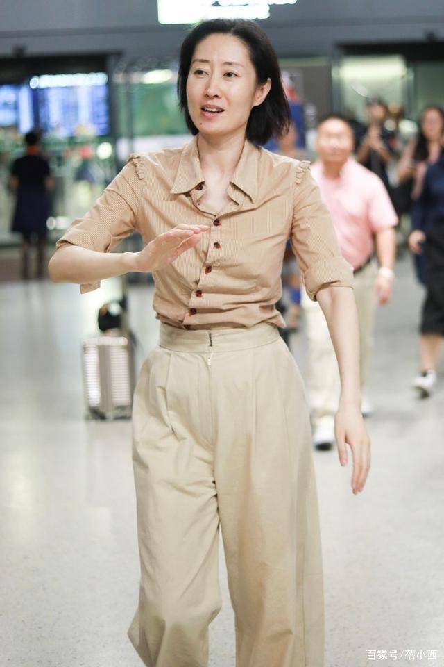才是真|刘敏涛敢素颜才是真女神，穿衬衫配阔腿裤走机场，颜值气场都没输