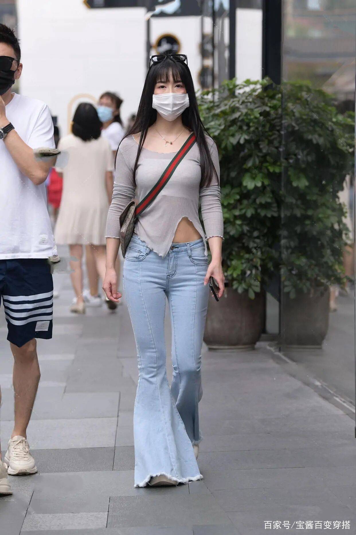 女士|秋季只会选择“打底裤”？跟着潮人的步伐，喇叭裤更有说服力！