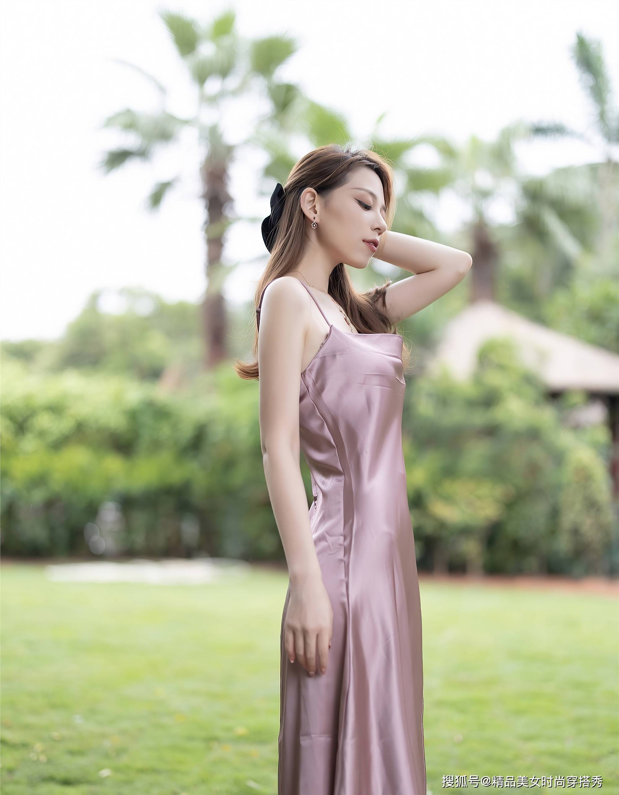 妹纸|静怡优雅的浅紫色露背连衣裙VS轻奢感十足的高开叉缎面连衣裙