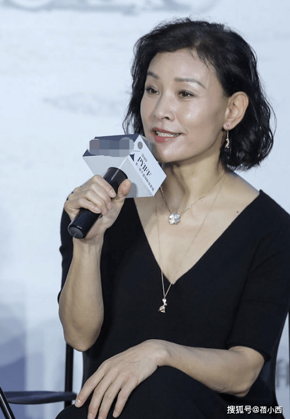 黑色|陈冲越老气场越大，烫了摩卡波波头短发穿黑色连衣裙，简约又优雅