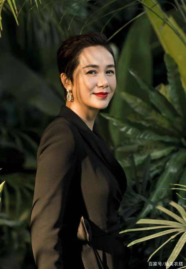 黑色|蒋雯丽穿西装霸气亮相,气场强大无人敢惹,脖子颈纹看着像50