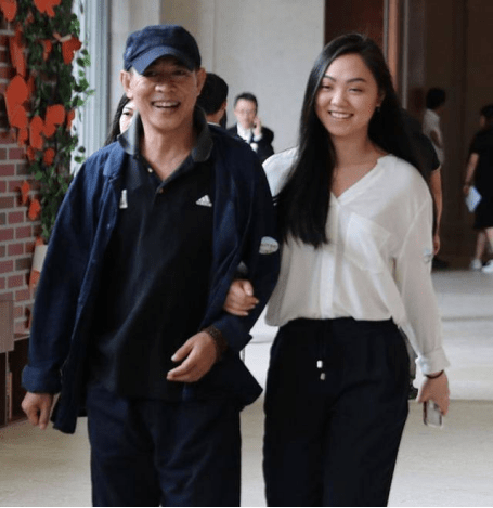 超越|李连杰女儿衣品不错，长相气质都不差，但感觉还是没超越妈妈利智