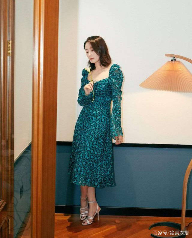 刘敏涛|刘敏涛火了后更敢穿，少女风也能霸气十足，44岁扮起嫩来更加迷人