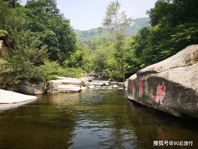 两山夹一河图片