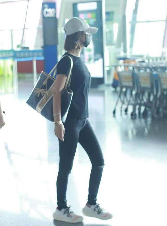 实话|林心如穿黑色的短袖，搭一条黑色破洞裤，虽然低调但很显气质！