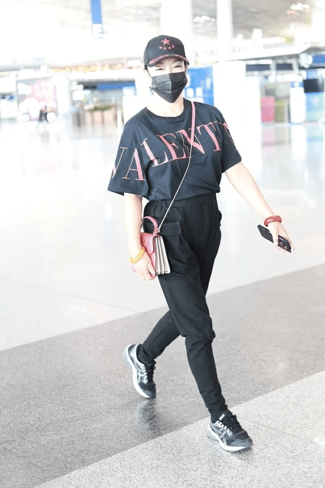 运动鞋|刘晓庆真“不服老”,年近七十依旧很敢穿,造型效果也令人称赞