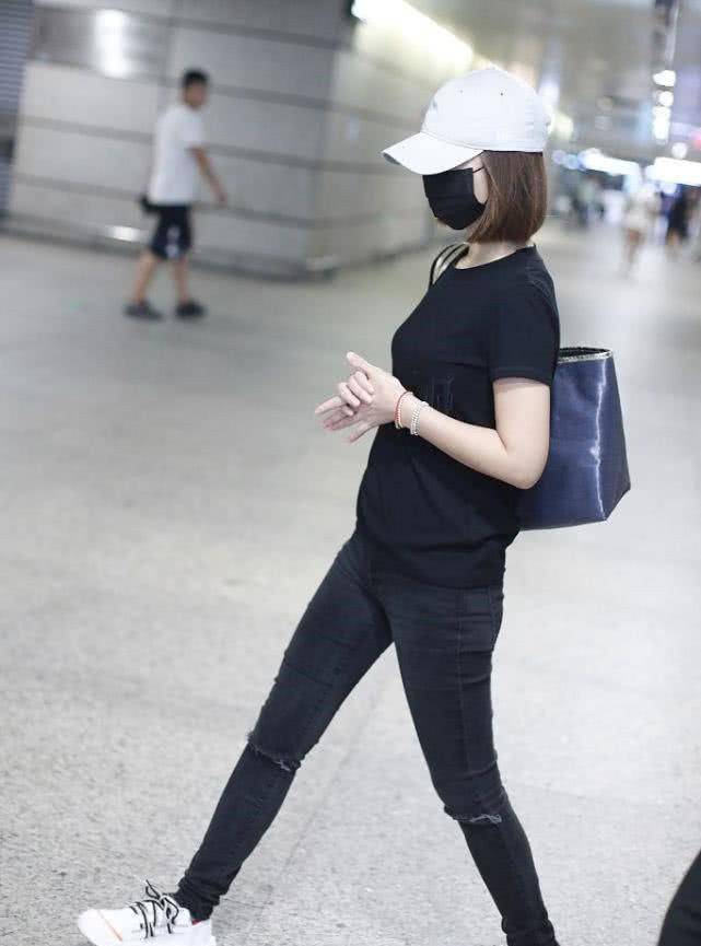 实话|林心如穿黑色的短袖，搭一条黑色破洞裤，虽然低调但很显气质！