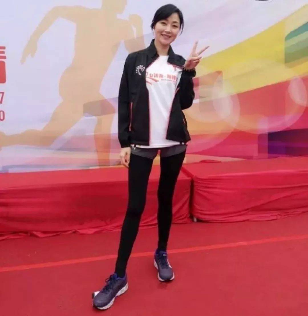 颜色|商场偶遇万绮雯，50岁还穿超短裙秀腿，无修饰的容颜还这么漂亮！