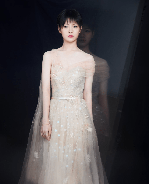 演技|00后女星穿礼服，李庚希灵气，张子枫时尚，看到她：是仙女吧！