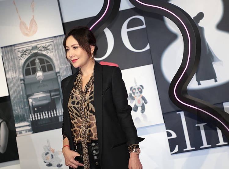 华而|刘嘉玲的豹纹造型太犯规！54岁还敢穿皮短裤，混搭丝袜意外很女王