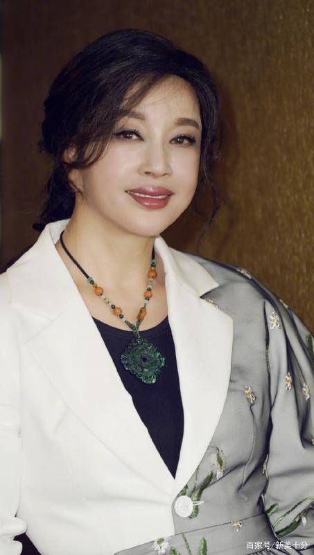 喇叭裤|刘晓庆真敢穿！如此浮夸的西装一般人都不敢尝试，她却穿出艺术感