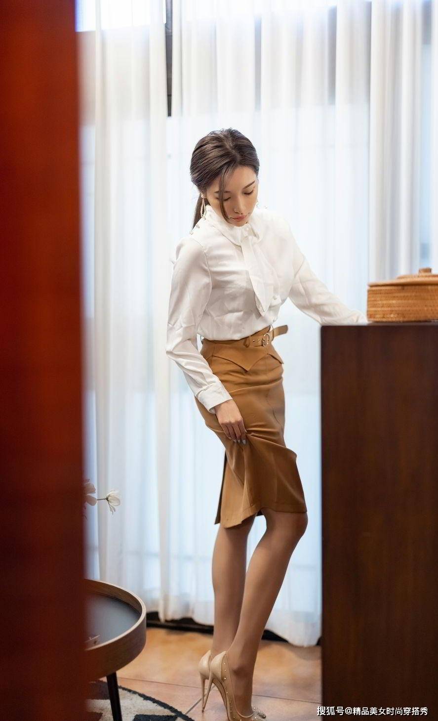 冷暖|白色衬衫下搭咖啡色半身裙，修身的版型让你的身材得到最好的展示