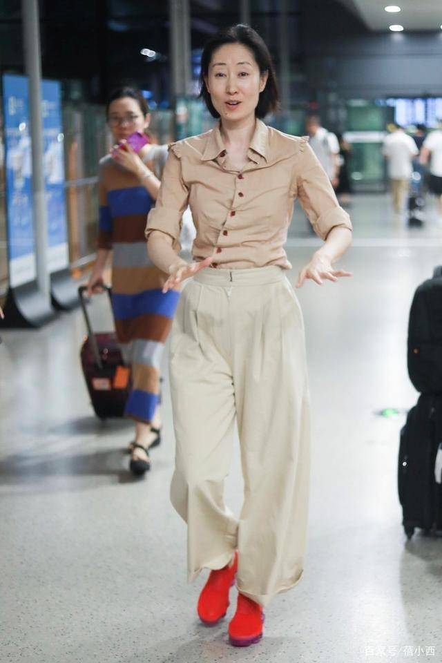 才是真|刘敏涛敢素颜才是真女神，穿衬衫配阔腿裤走机场，颜值气场都没输