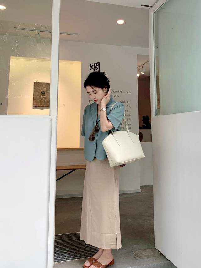 下半身|秋季小个子怎么穿才显高？红色u领上衣+淡黄色波点裙，气质又性感