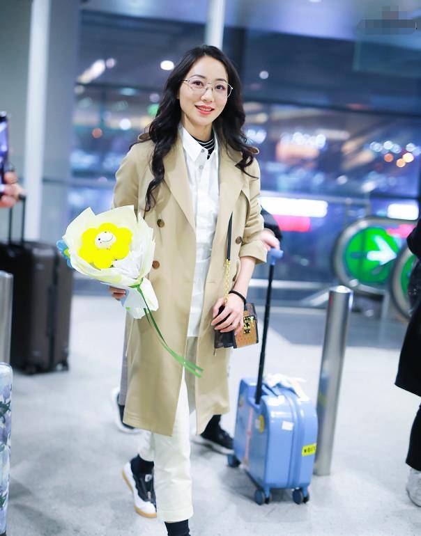 魅力|现在不流行把衬衫塞进裤子里了，看看韩雪是怎么穿的，贼前卫