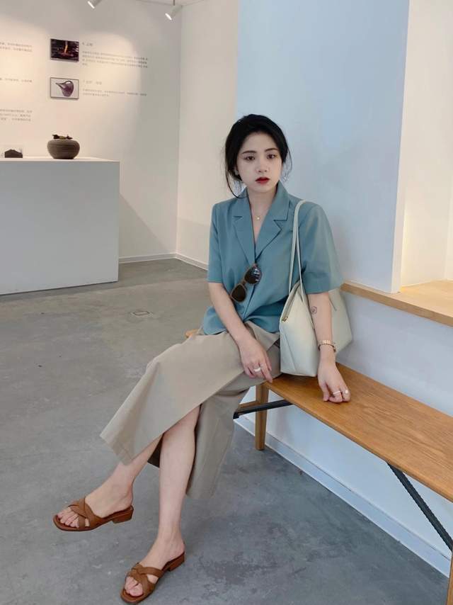 下半身|秋季小个子怎么穿才显高？红色u领上衣+淡黄色波点裙，气质又性感