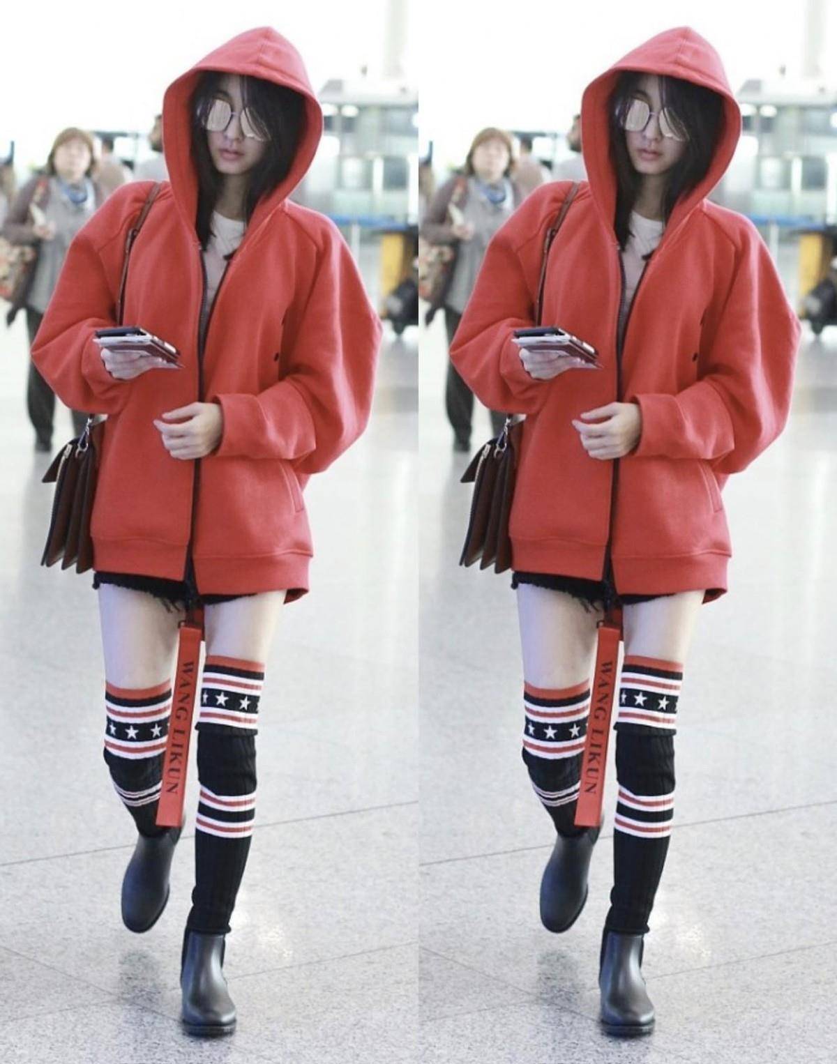 卫衣|王丽坤真是长了张“妲己脸”，淡妆看着真妩媚，但坐姿挺端庄的