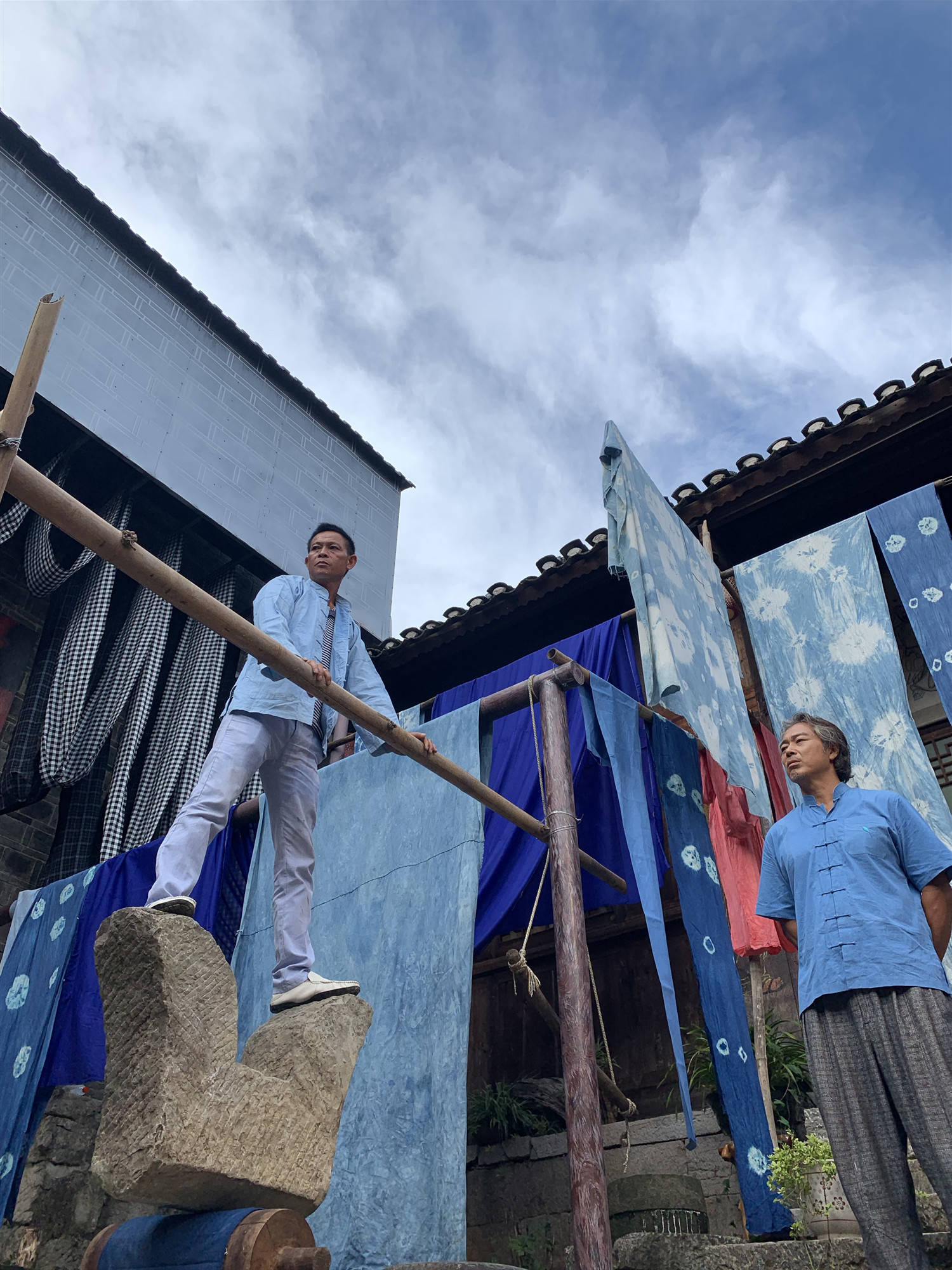 刘章|电影《再看我一眼》在贵州贞丰县杀青大吉