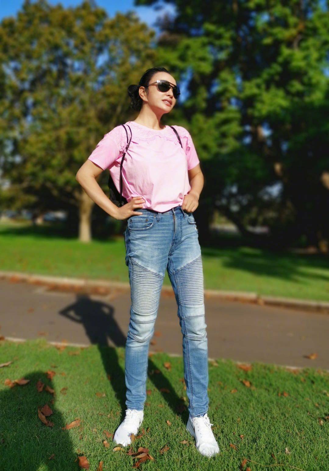 运动鞋|刘晓庆真“不服老”,年近七十依旧很敢穿,造型效果也令人称赞