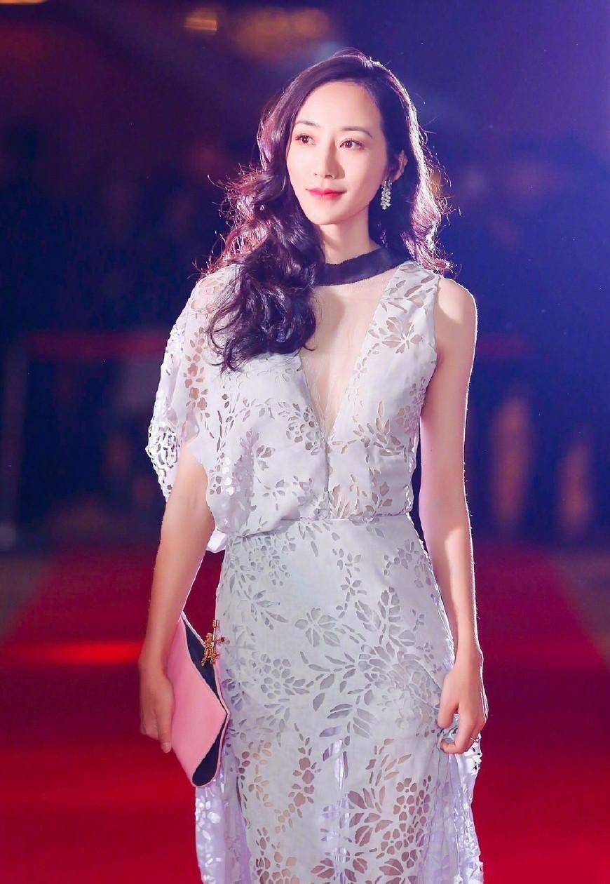 设计|韩雪越来越大胆,一袭“剪纸裙”走红毯,穿出满满格调与高级感