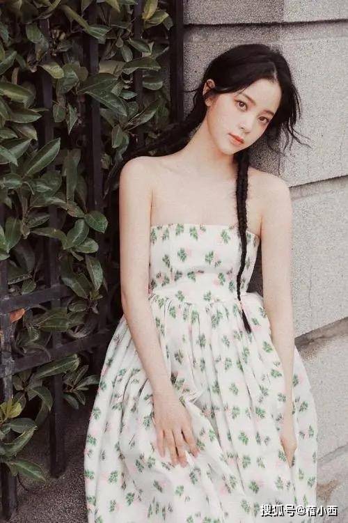 黑色|初秋出行怎么穿？欧阳娜娜手把手来教你，白色毛衣最百搭又时髦