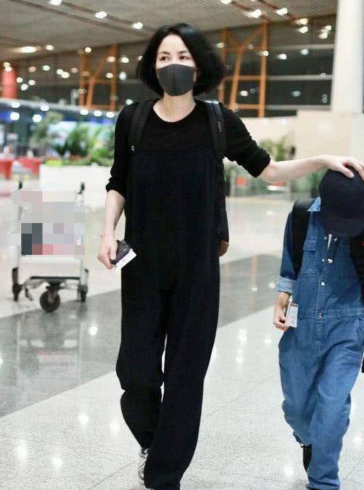 黑色|王菲终于现身，bob头配连体裤又美又酷，50岁看起来只有20