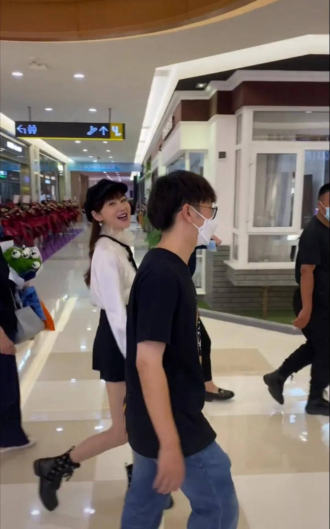 颜色|商场偶遇万绮雯，50岁还穿超短裙秀腿，无修饰的容颜还这么漂亮！