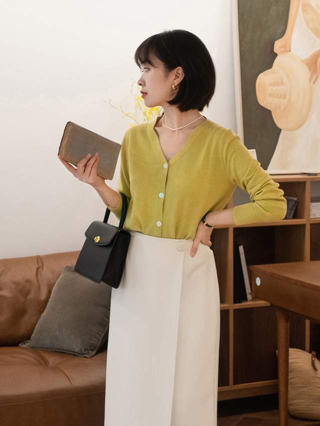 显得|秋季，针织衫怎么穿才高级？搭配半身裙或牛仔裤优雅洋气，超好看