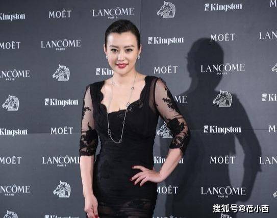 黑色|郝蕾瘦出瓜子脸和S身材，穿黑色蕾丝连衣裙，气质让人过目不忘