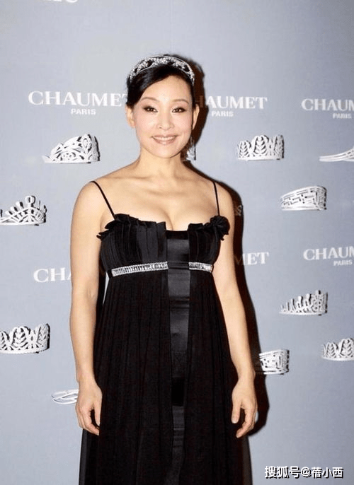 黑色|陈冲越老气场越大，烫了摩卡波波头短发穿黑色连衣裙，简约又优雅