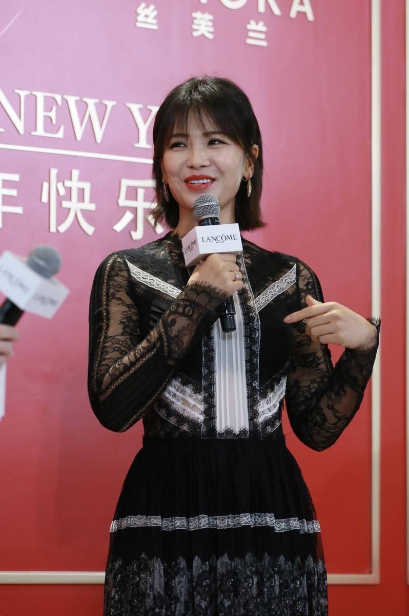 设计|刘涛真敢穿,镂空蕾丝透视裙配迷你内搭,曲线清晰凹凸有致