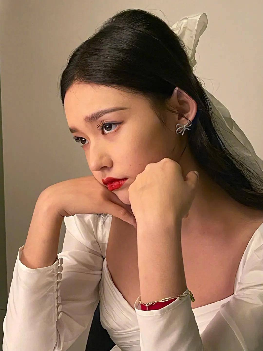 林允|林允近期爆照让人太意外了！她这算成功触底反弹了吗？